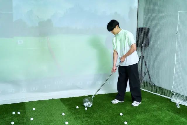 完全貸切の打席でドライバーを打つ